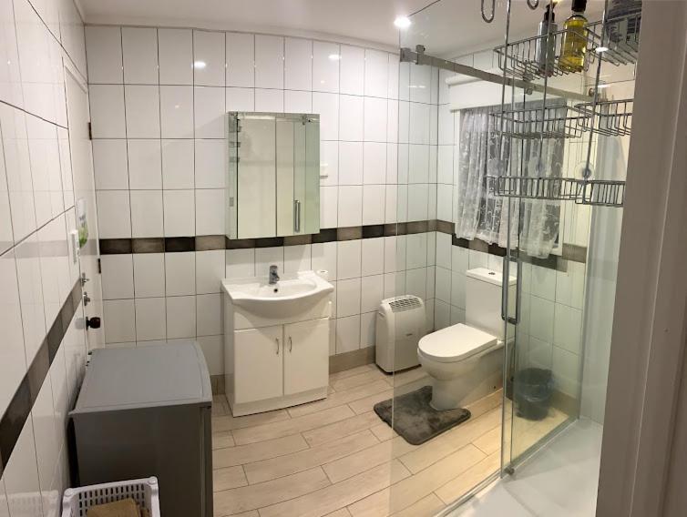 Self Contained En-Suite Private Bathroom, Private Entrance, Close To Shops & Hospital Homestay Hamilton Exterior photo
